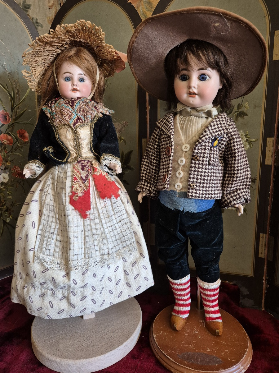 Couple de poupées folkloriques 