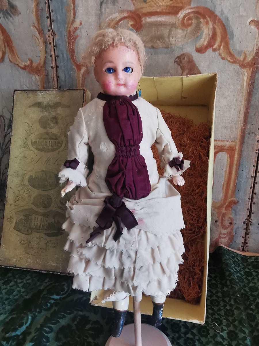 Poupée en cire dans sa boîte d'origine provenant d'une exposition universelle