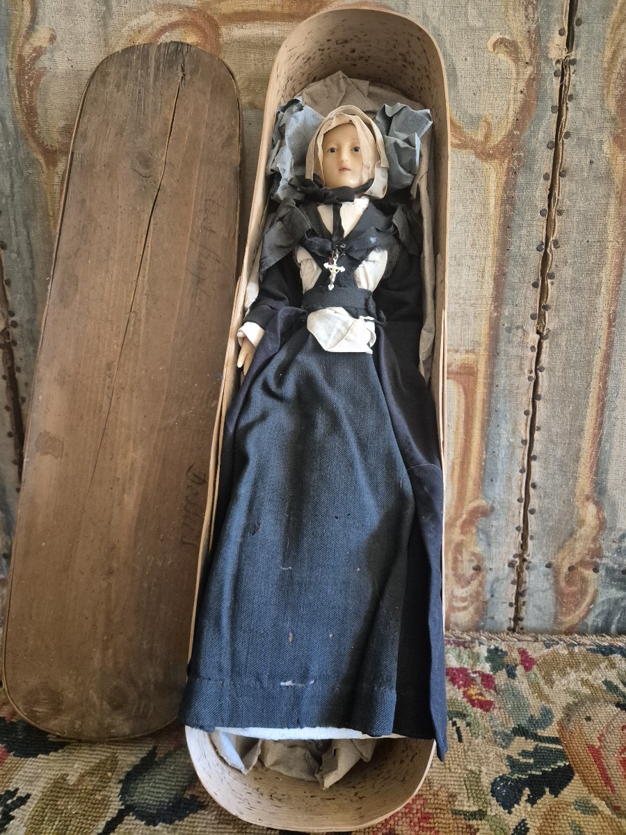 Wax Doll Dressed In Religious Attire, In Good Condition, Still In Its Original Box-photo-2