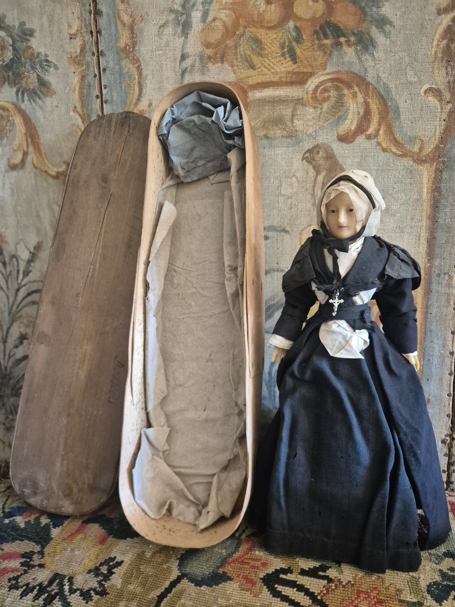 Wax Doll Dressed In Religious Attire, In Good Condition, Still In Its Original Box-photo-3
