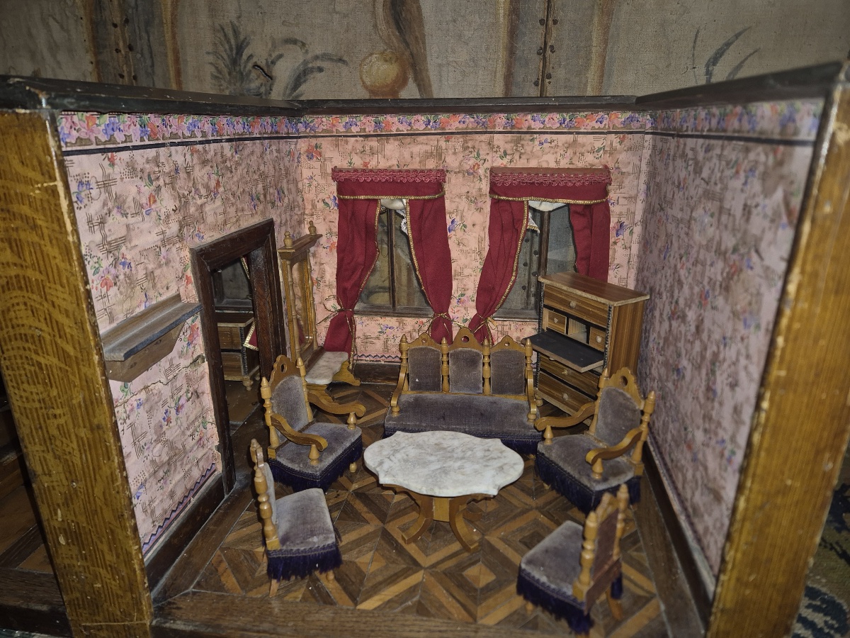 19th-century French Doll Roombox  With Its Miniature Furniture-photo-3