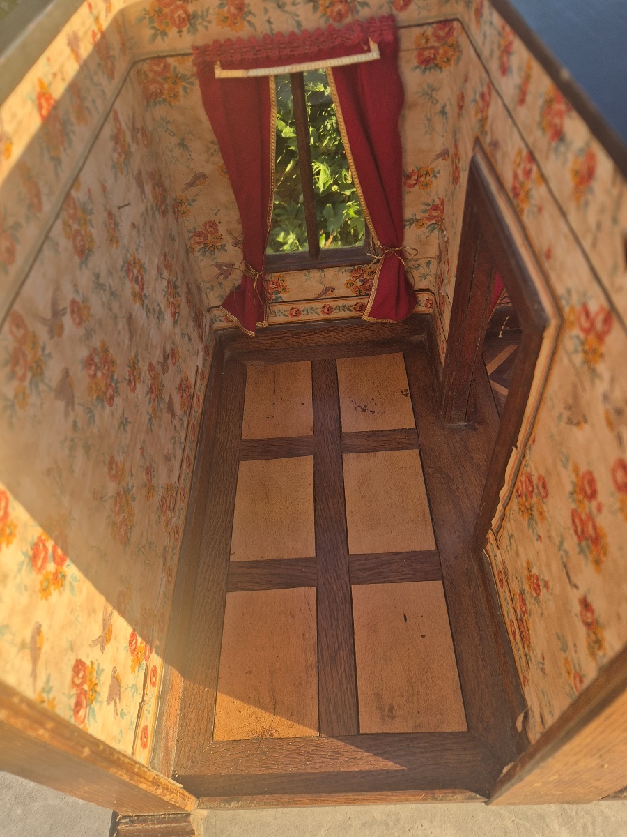 19th-century French Doll Roombox  With Its Miniature Furniture-photo-2