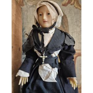 Poupée en cire vêtue d'une tenue religieuse dans sa boîte d'origine