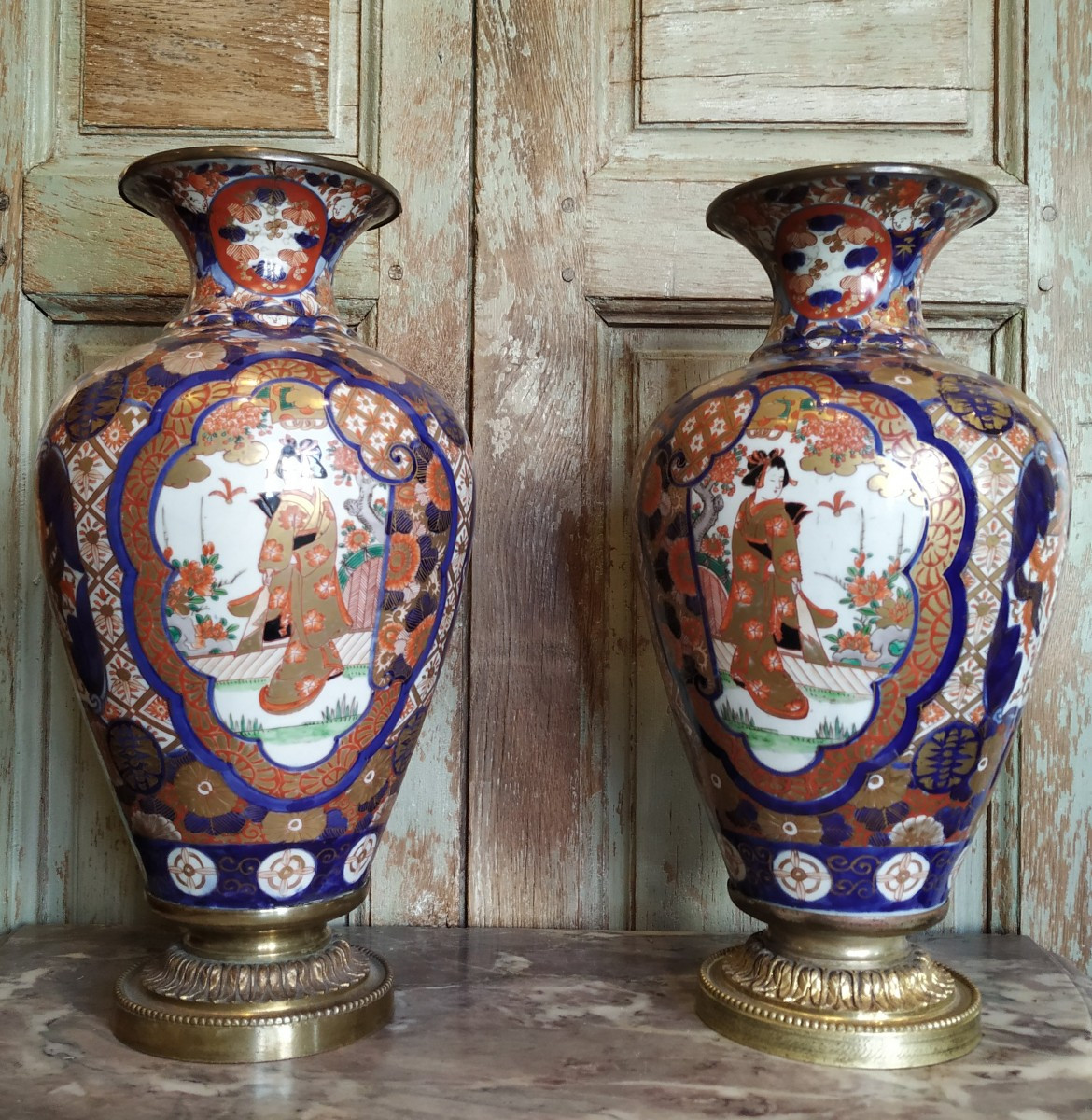 PAIRE DE VASES BALUSTRE IMARI DU JAPON D'EPOQUE XIXe