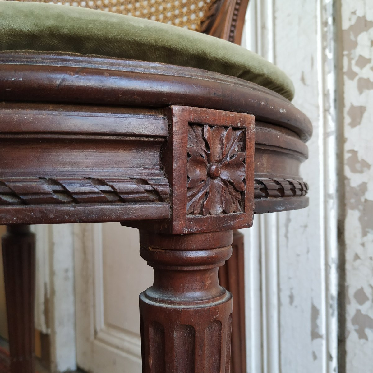SUITE DE SIX CHAISES EN CABRIOLET Dossiers Médaillons DE STYLE LOUIS XVI-photo-3