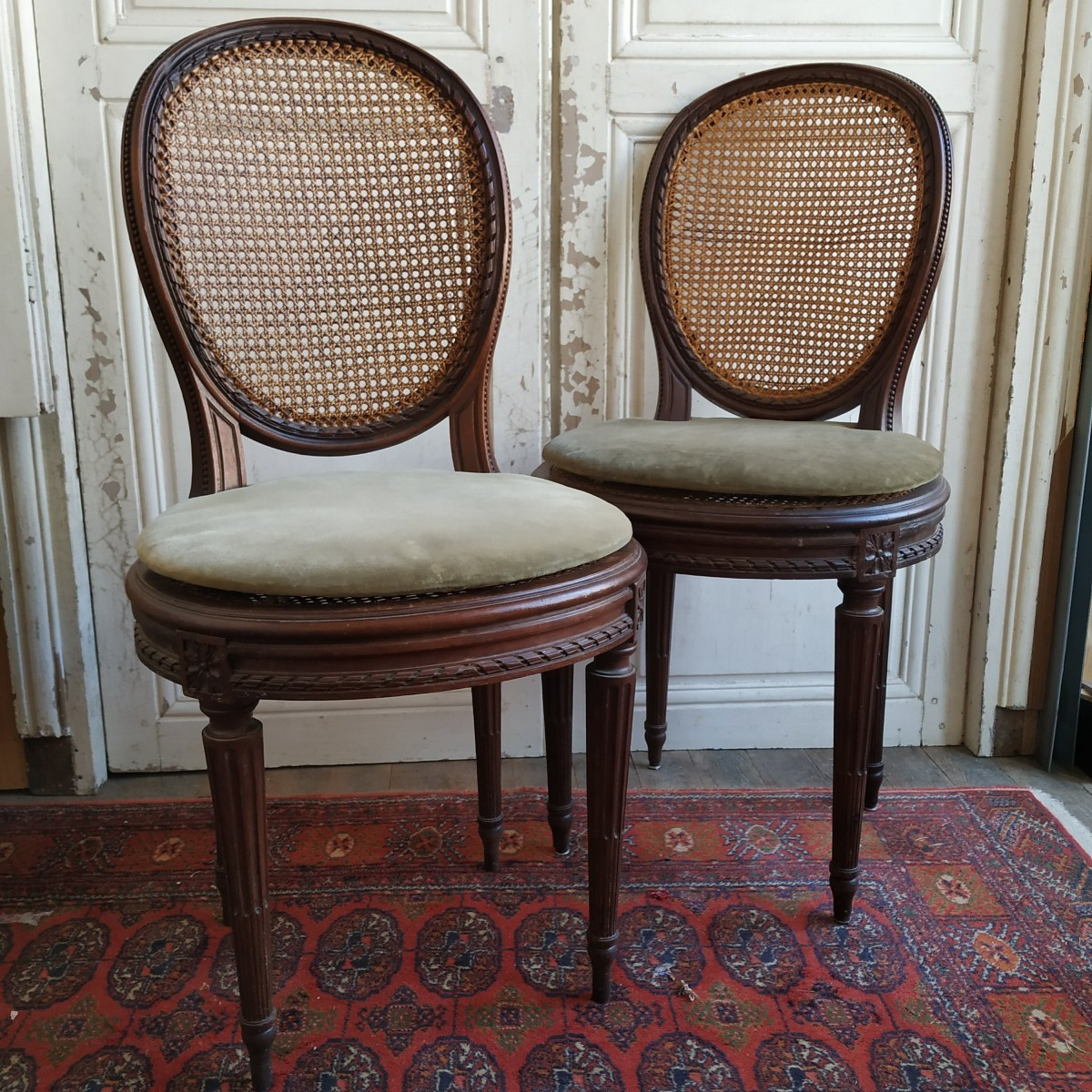 SUITE DE SIX CHAISES EN CABRIOLET Dossiers Médaillons DE STYLE LOUIS XVI