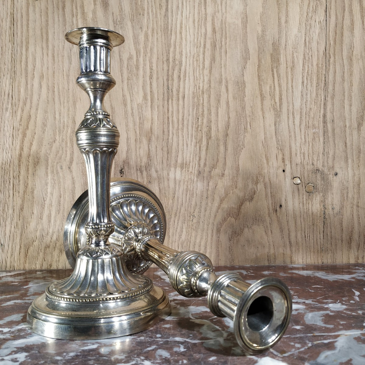 PAIRE DE BOUGEOIRS DE STYLE LOUIS XVI
