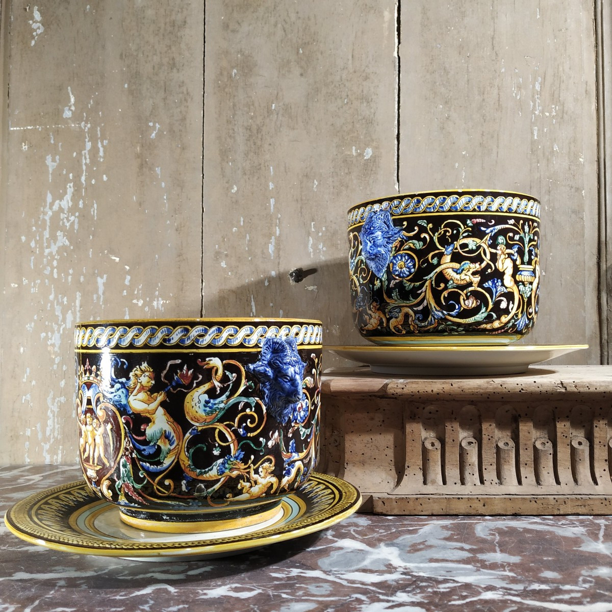 PAIRE DE CACHE-POTS DE GIEN CIRCA 1866-1875