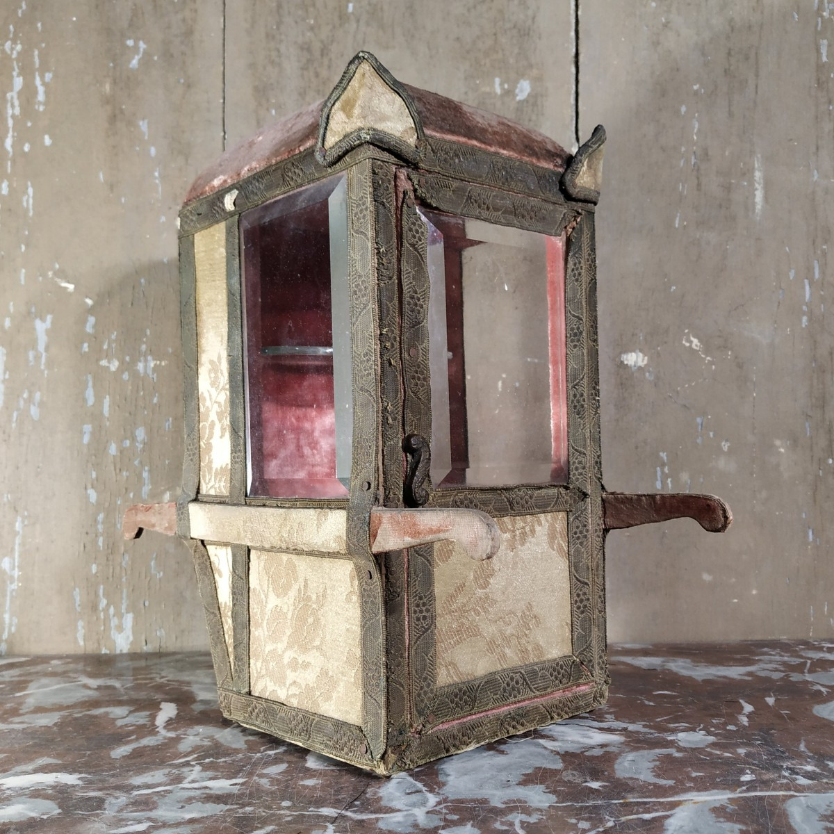 PETITE CHAISE DE PORTEURS FAISANT VITRINE D'ÉPOQUE XIXe-photo-1