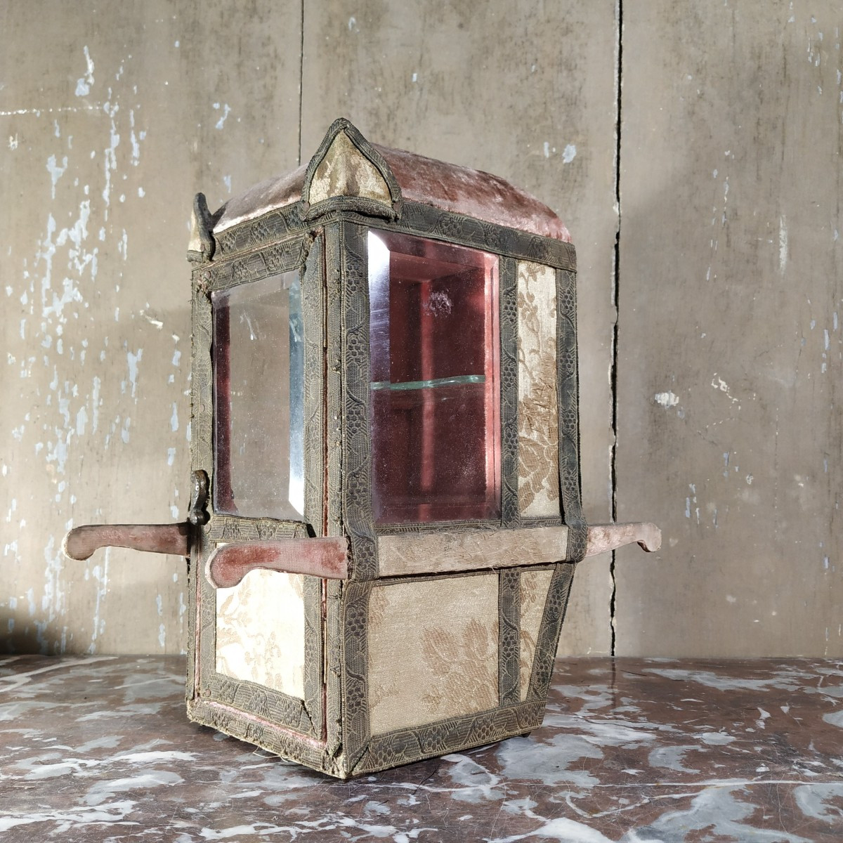 PETITE CHAISE DE PORTEURS FAISANT VITRINE D'ÉPOQUE XIXe