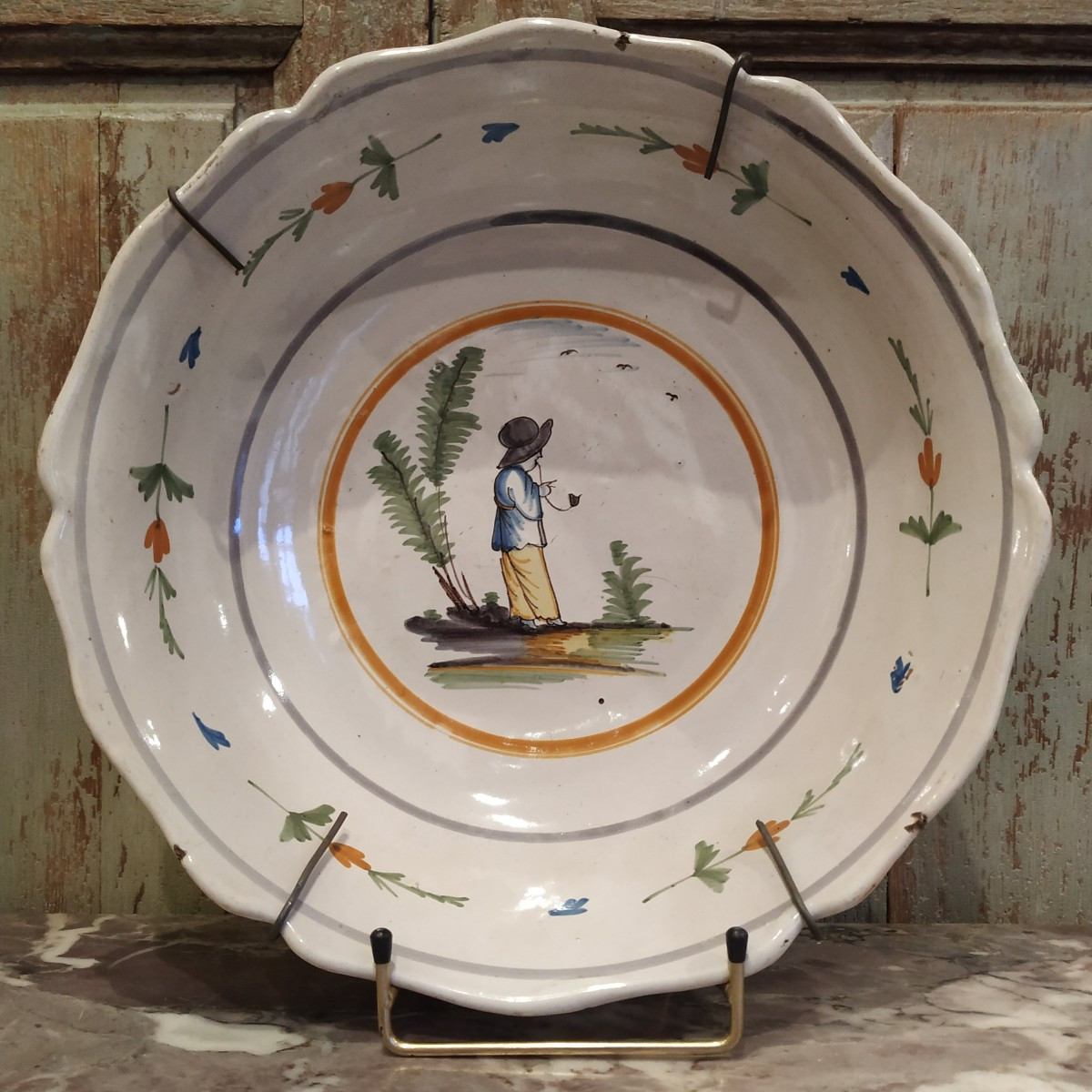 GRAND SALADIER AU CHINOIS QUI FUME.  NEVERS ÉPOQUE XVIIIe.