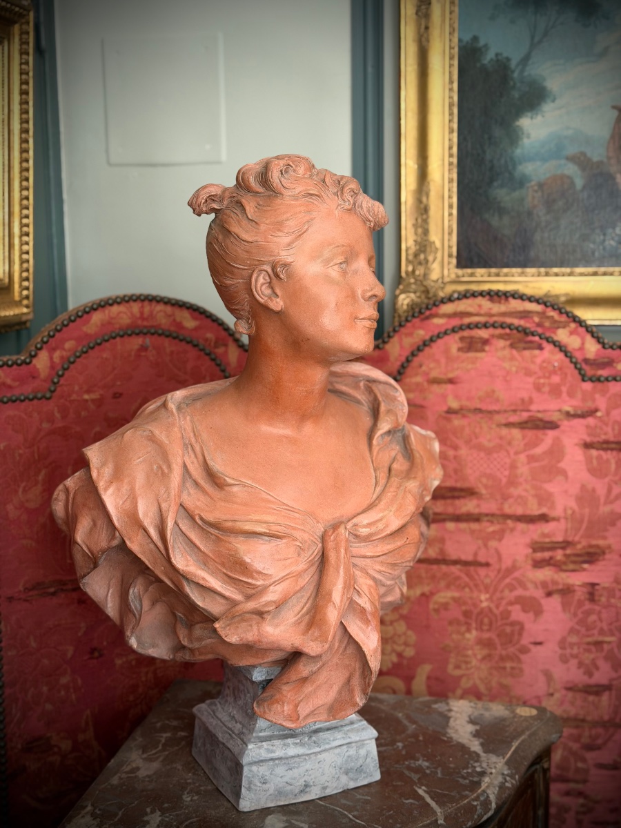 Grand buste de jeune femme en terre cuite