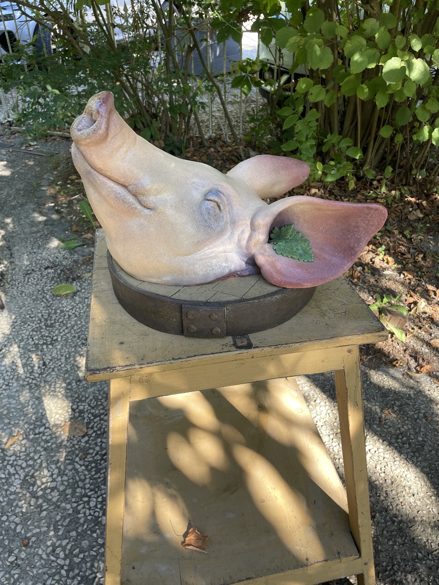 Exceptional Trompe-l’œil Sculpture – Pig’s Head On A Chopping Block – -photo-2