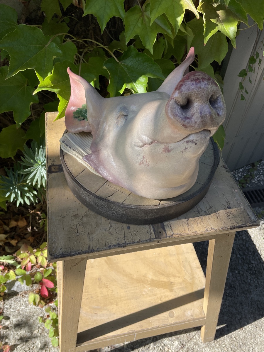Exceptional Trompe-l’œil Sculpture – Pig’s Head On A Chopping Block – -photo-4