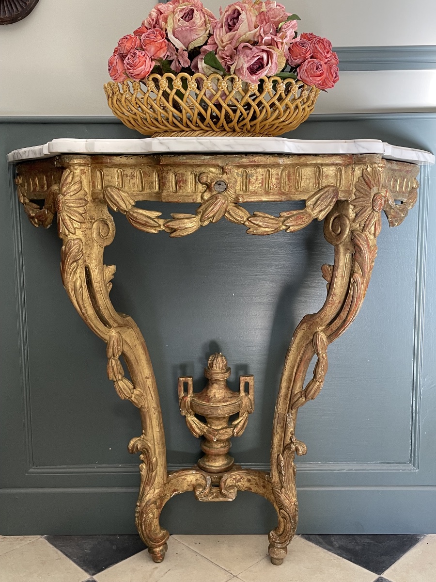 Petite console d’entre-deux en bois sculpté et doré 
