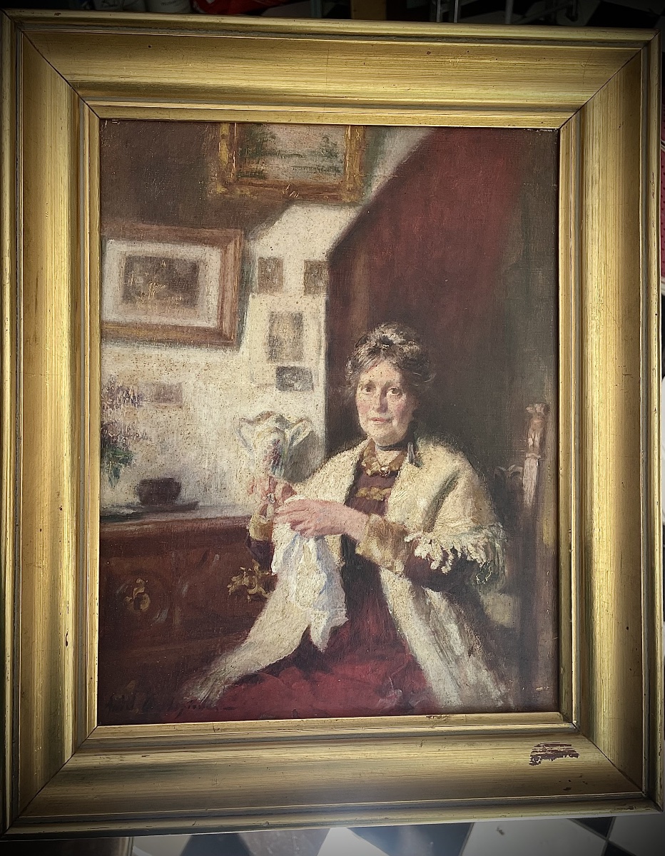 Élégante à l’éventail dans son intérieur