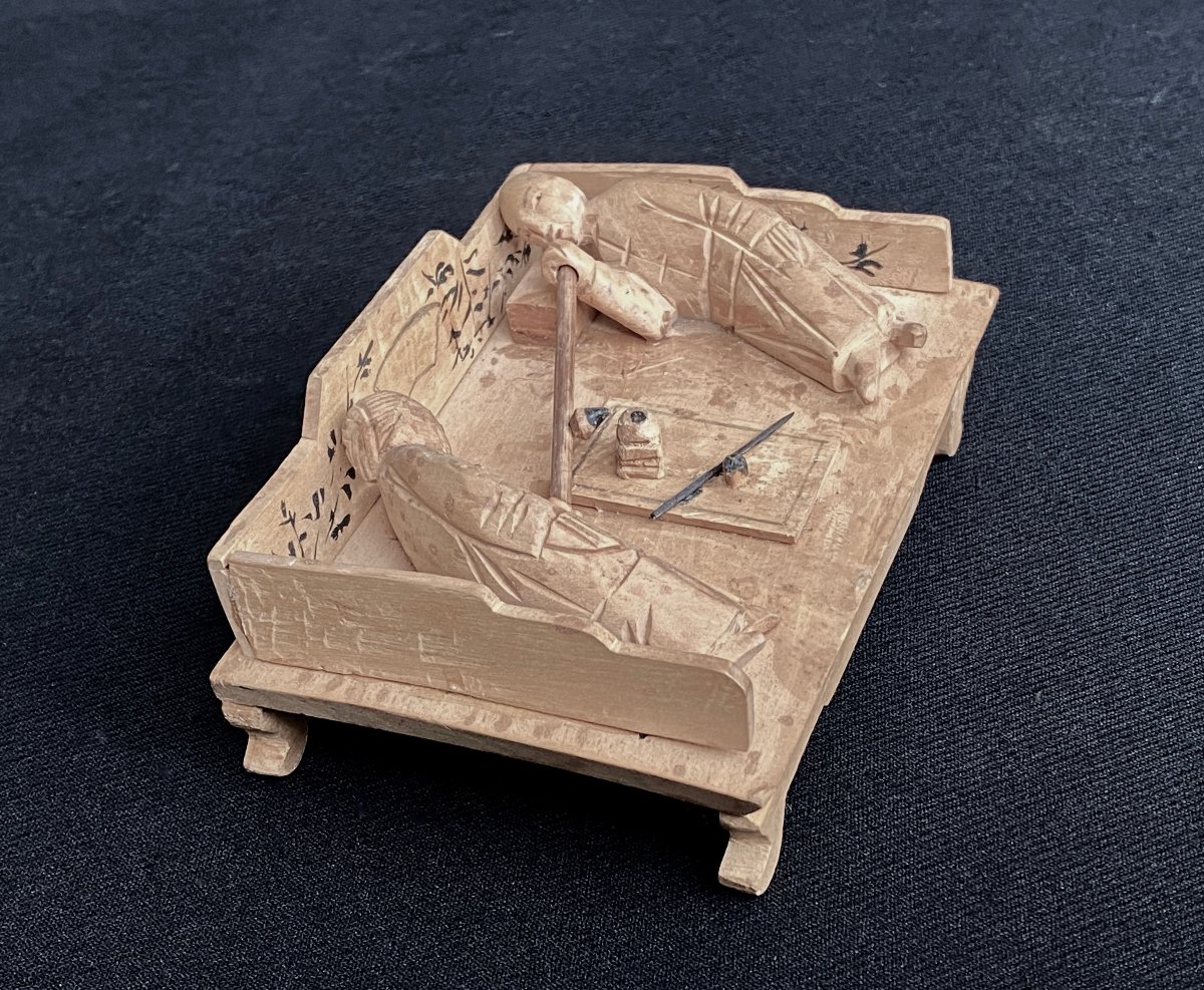 Scène de fumerie d'opium en bois sculpté (c. 1930)-photo-2
