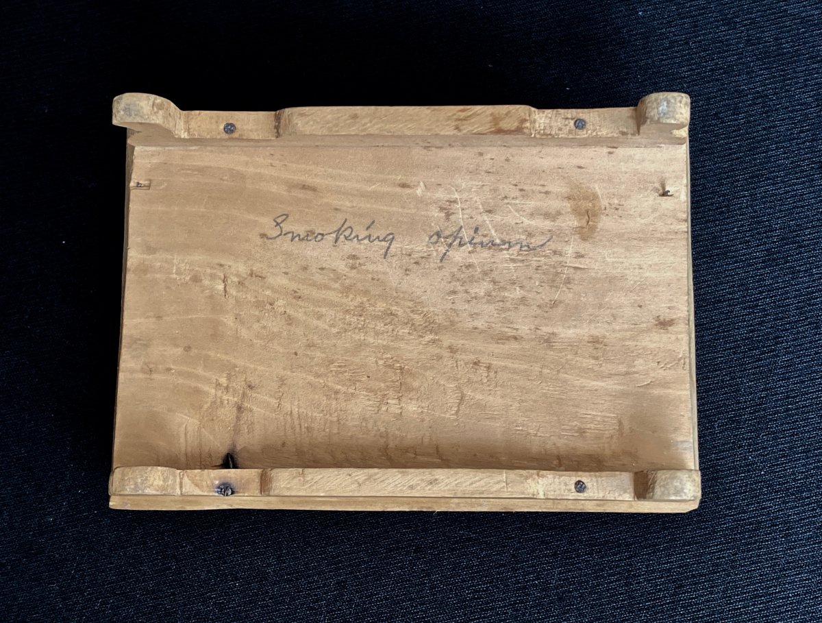 Scène de fumerie d'opium en bois sculpté (c. 1930)-photo-3