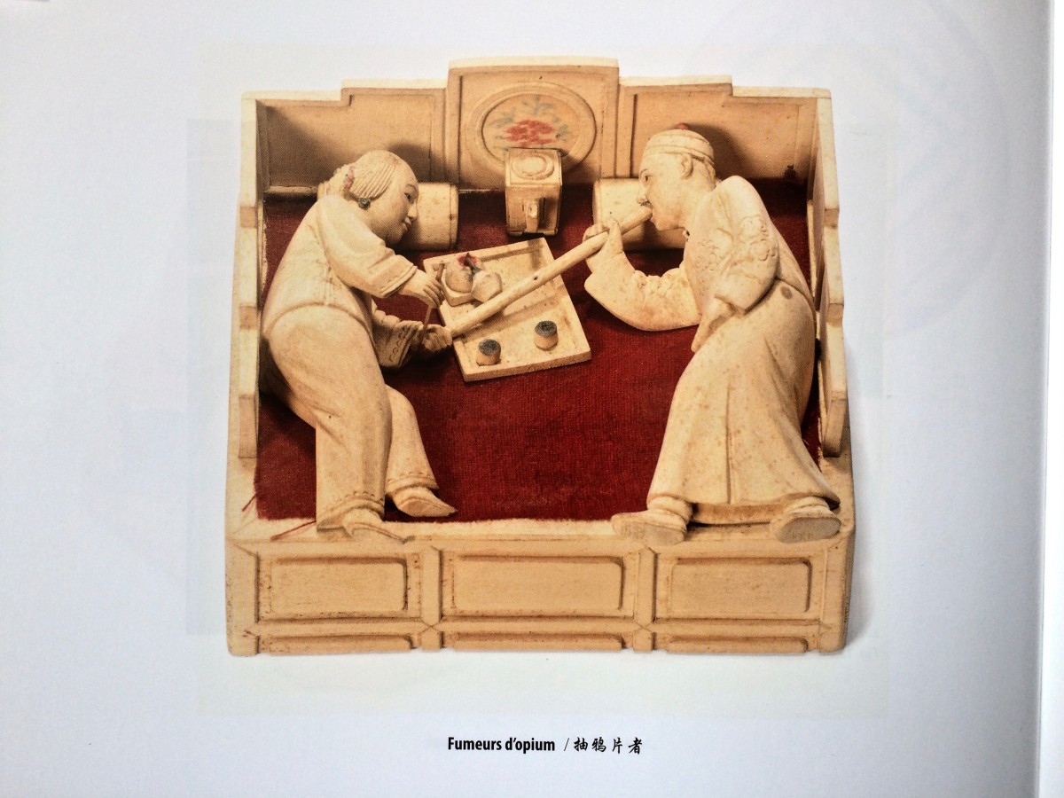 Scène de fumerie d'opium en bois sculpté (c. 1930)-photo-2