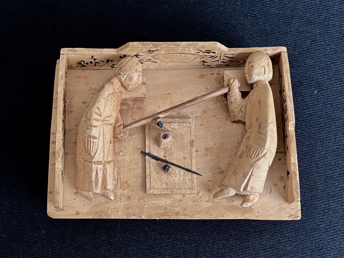 Scène de fumerie d'opium en bois sculpté (c. 1930)