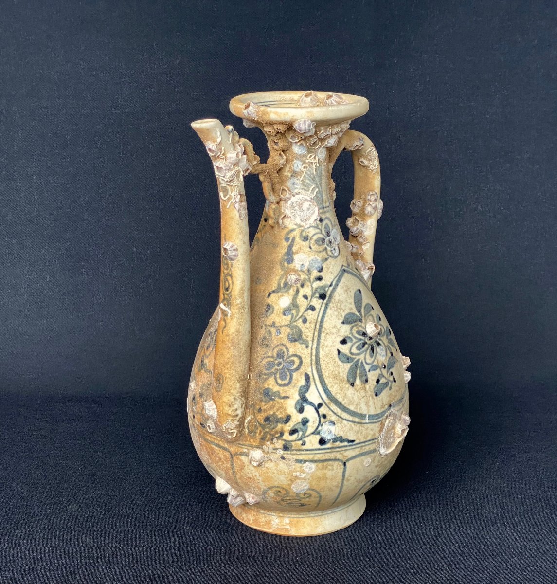 Grande aiguière en grès porcelaineux bleu/blanc de l’épave de Hoi An (XVe siècle)-photo-2
