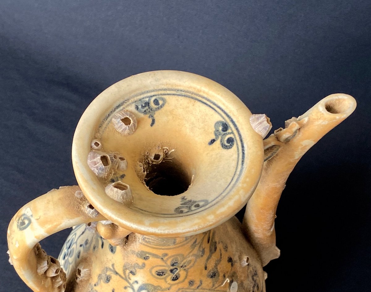 Grande aiguière en grès porcelaineux bleu/blanc de l’épave de Hoi An (XVe siècle)-photo-1