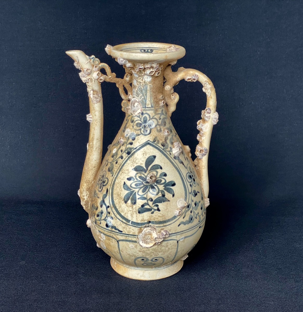 Grande aiguière en grès porcelaineux bleu/blanc de l’épave de Hoi An (XVe siècle)