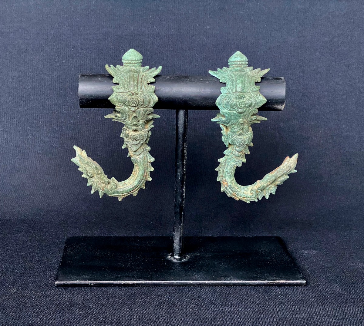 Paire de crochets de palanquin en bronze - Empire Khmer (XII-XIIIe siècle)