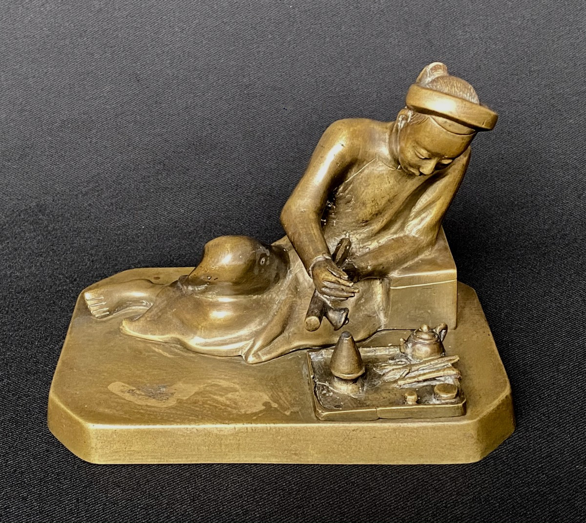 Bronze Opium Smoker