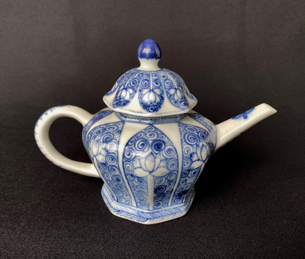 Théière au décor de lotus provenant de l'épave de Ca Mau (c. 1725)-photo-2