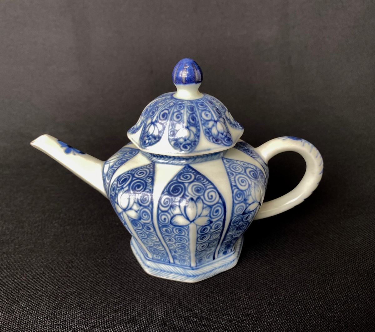 Théière au décor de lotus provenant de l'épave de Ca Mau (c. 1725)