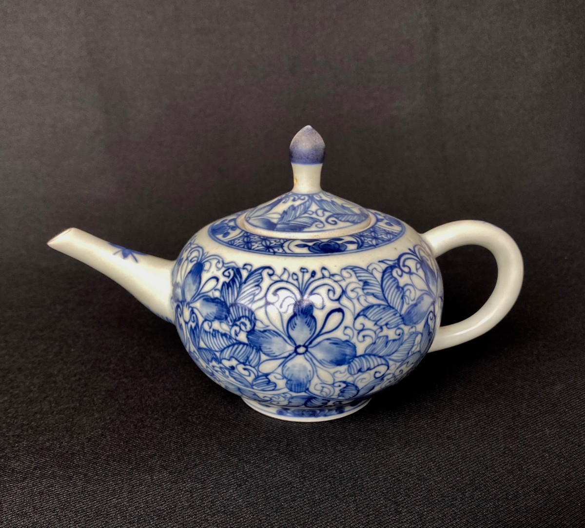 Théière ronde de l'épave de Ca Mau (c. 1725)