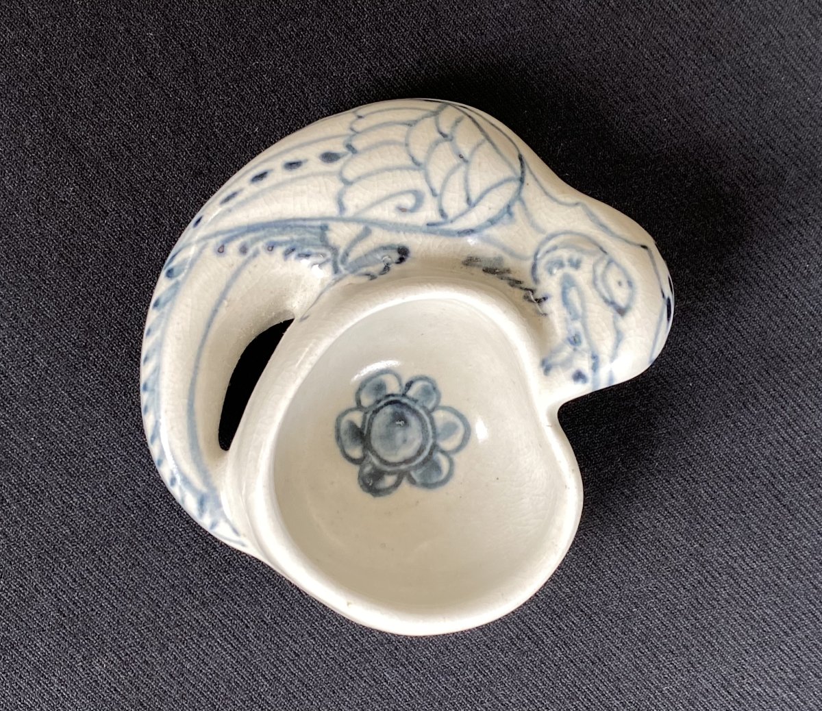 Rince-pinceau en porcelaine vietnamienne provenant de l’épave de Hoi An (XVe siècle)