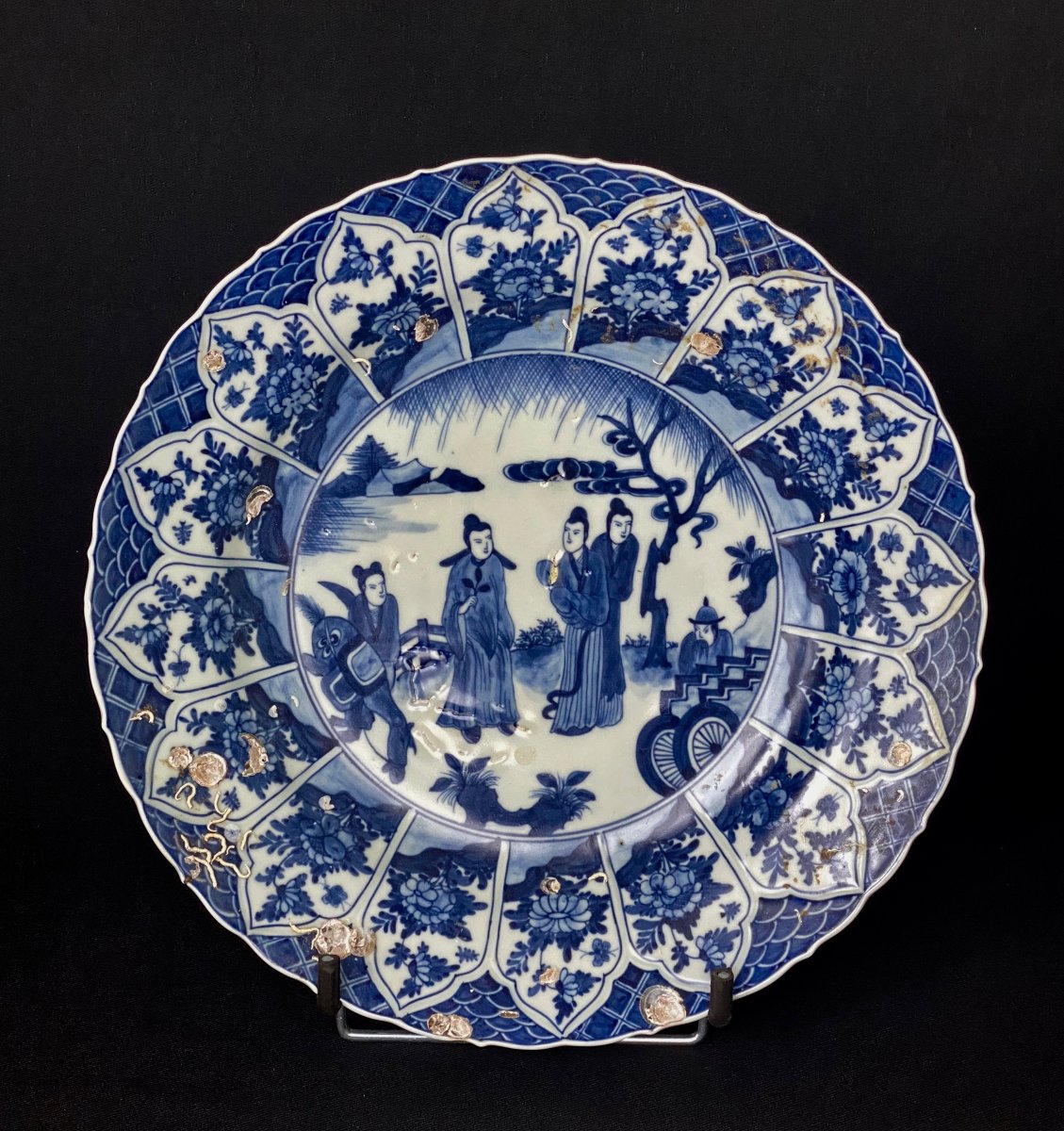 Large Chinese Porcelain Charger From The Wreck Of Ca Mau (c. 1725, Yongzheng Period)