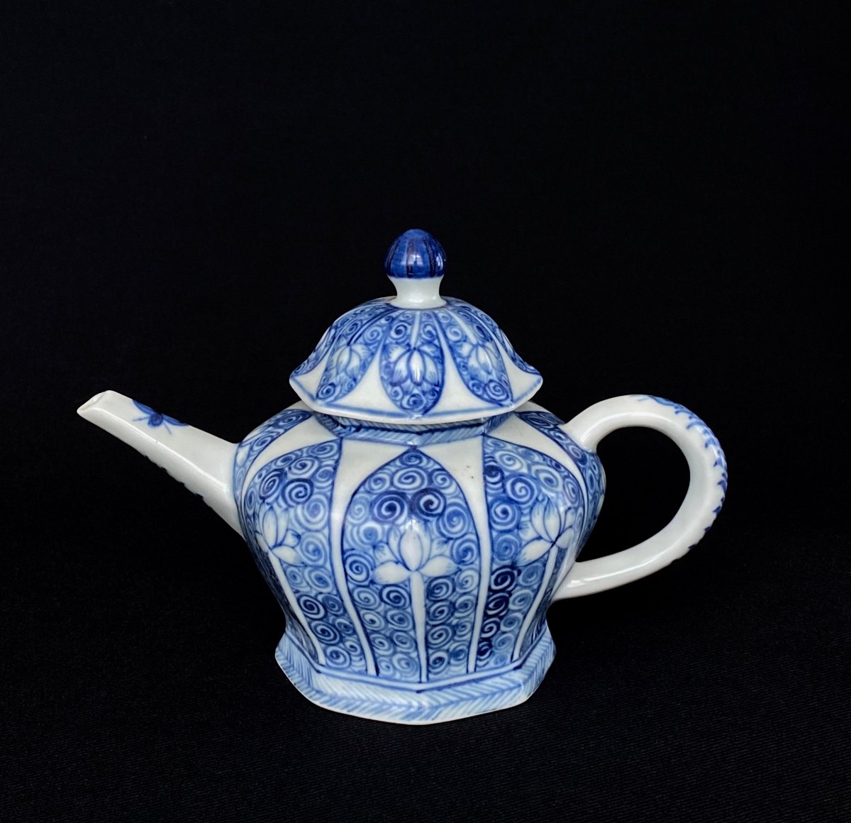 Théière au décor de lotus provenant de l'épave de Ca Mau (c. 1725) #2-photo-2