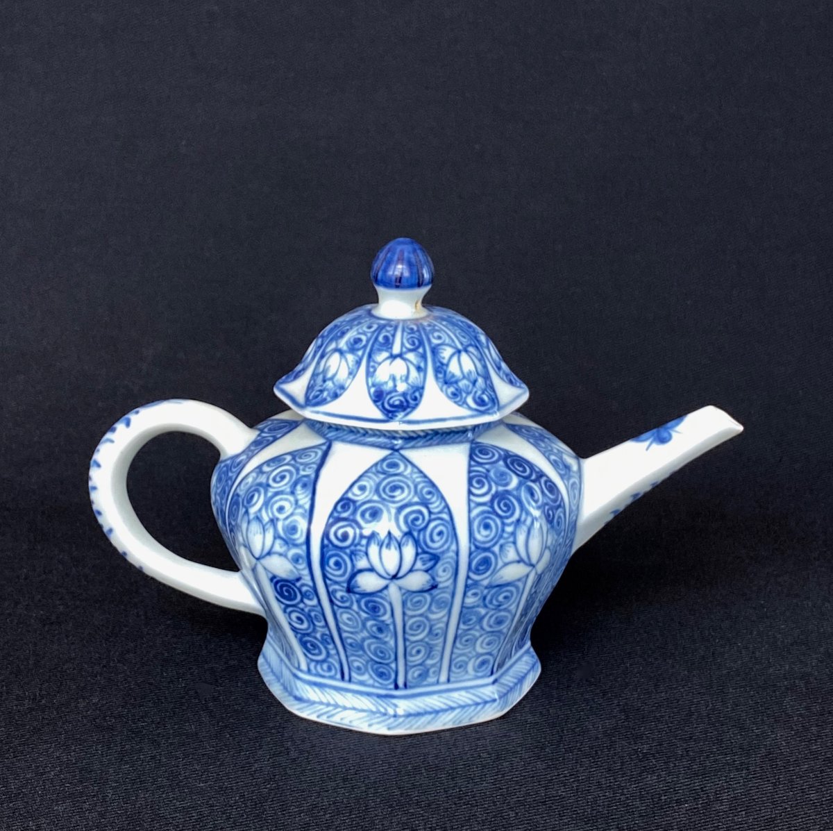 Théière au décor de lotus provenant de l'épave de Ca Mau (c. 1725) #2