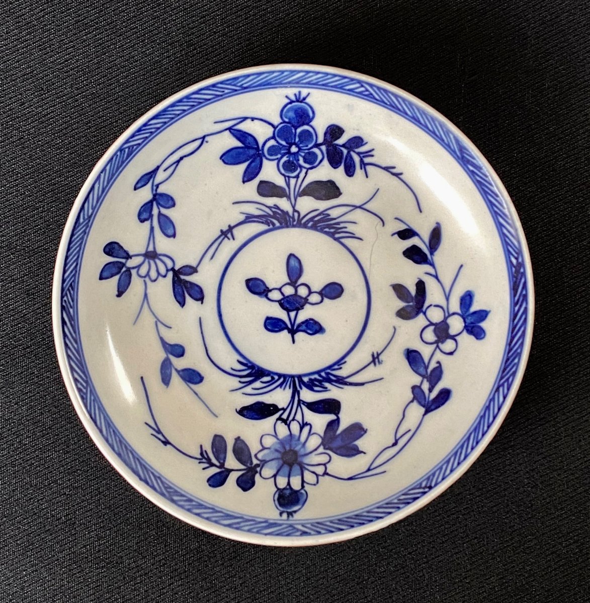 Ensemble tasse à thé et sous-tasse en porcelaine #5 provenant de l’épave de Ca Mau (c. 1725)-photo-4