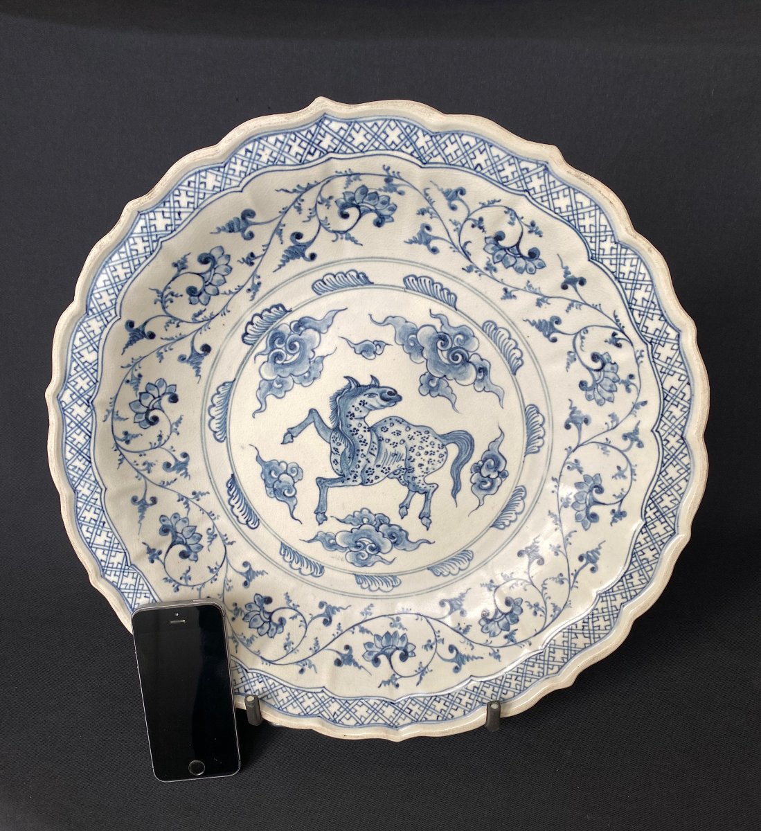 Large Vietnamese Porcelain Charger From A Shipwreck Off The Coast Of Hoi An (15th Century)-photo-4