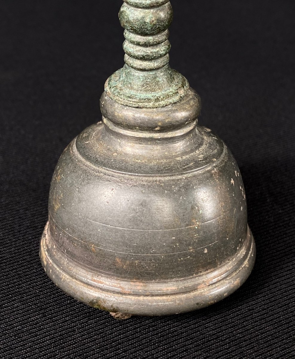 Clochette rituelle (gantha), bronze de fouille datant de l’Empire Khmer (XI-XIIIe siècles)-photo-3