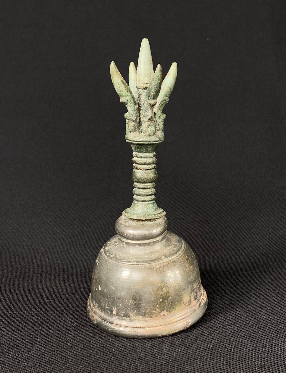 Clochette rituelle (gantha), bronze de fouille datant de l’Empire Khmer (XI-XIIIe siècles)