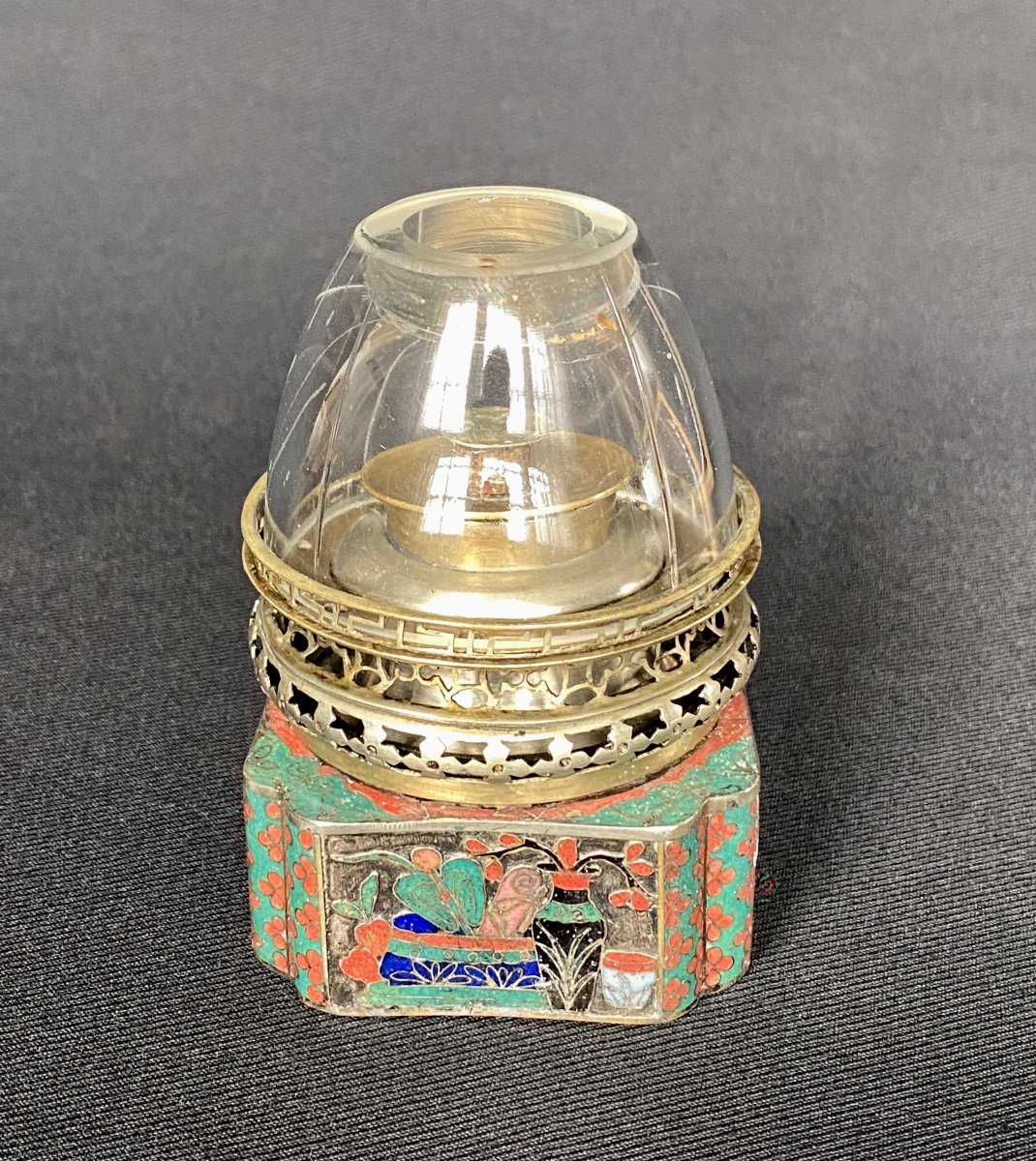 Lampe à opium décorée d'émaux à champlevé 