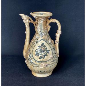 Grande aiguière en grès porcelaineux bleu/blanc de l’épave de Hoi An (XVe siècle)