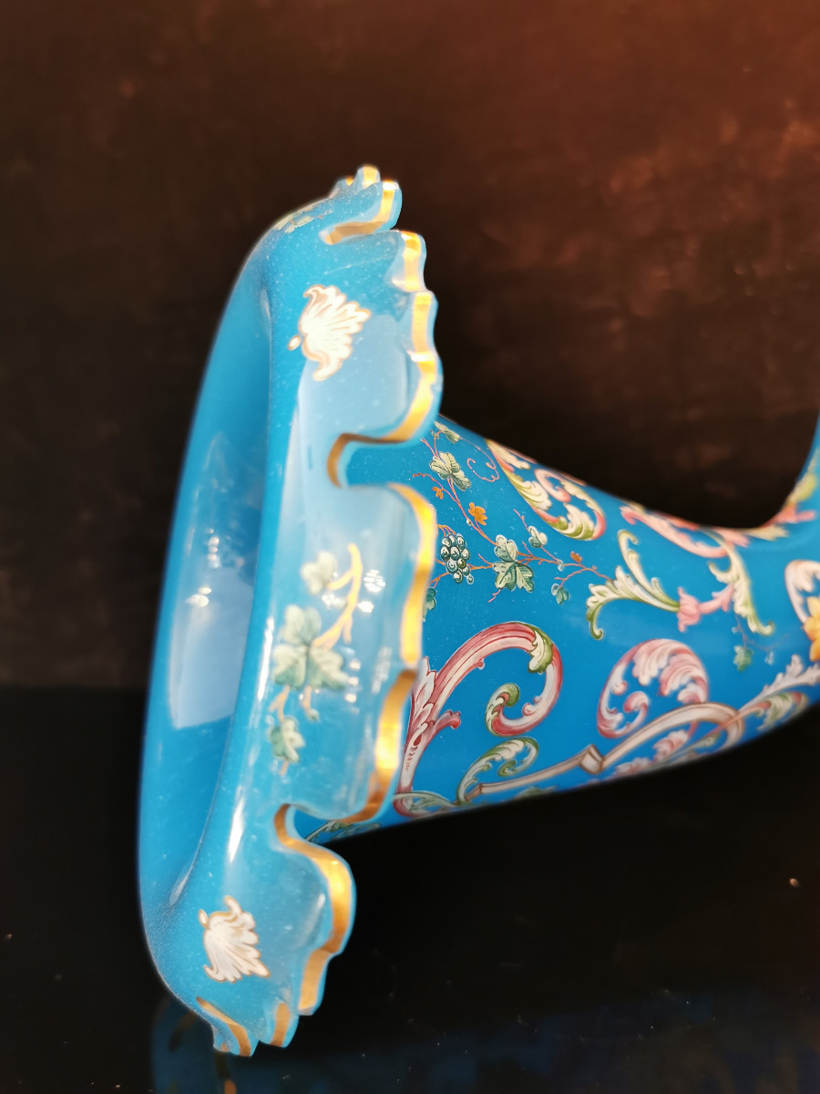 Vase en opaline bleu en forme de corne d’abondance -photo-3