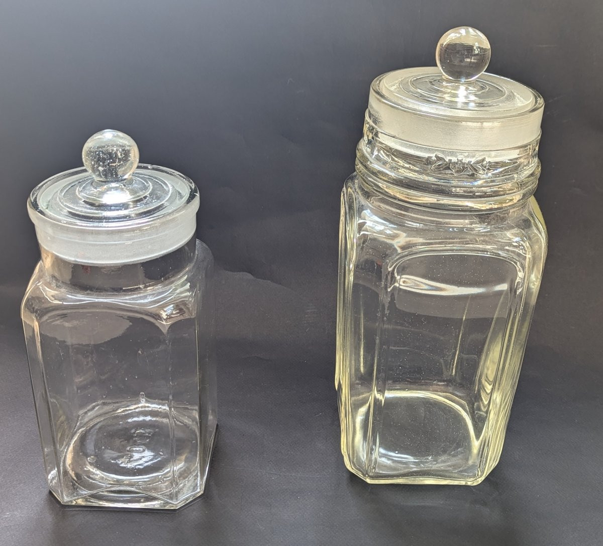 Deux bocaux en verre de magasin pour confiseries, bonbons ou biscuits -photo-4