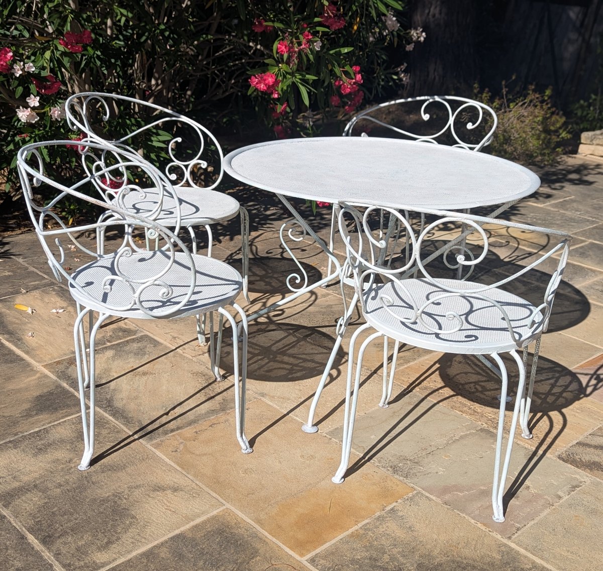 Iron Patio Set: One Table And Four Chairs -photo-3