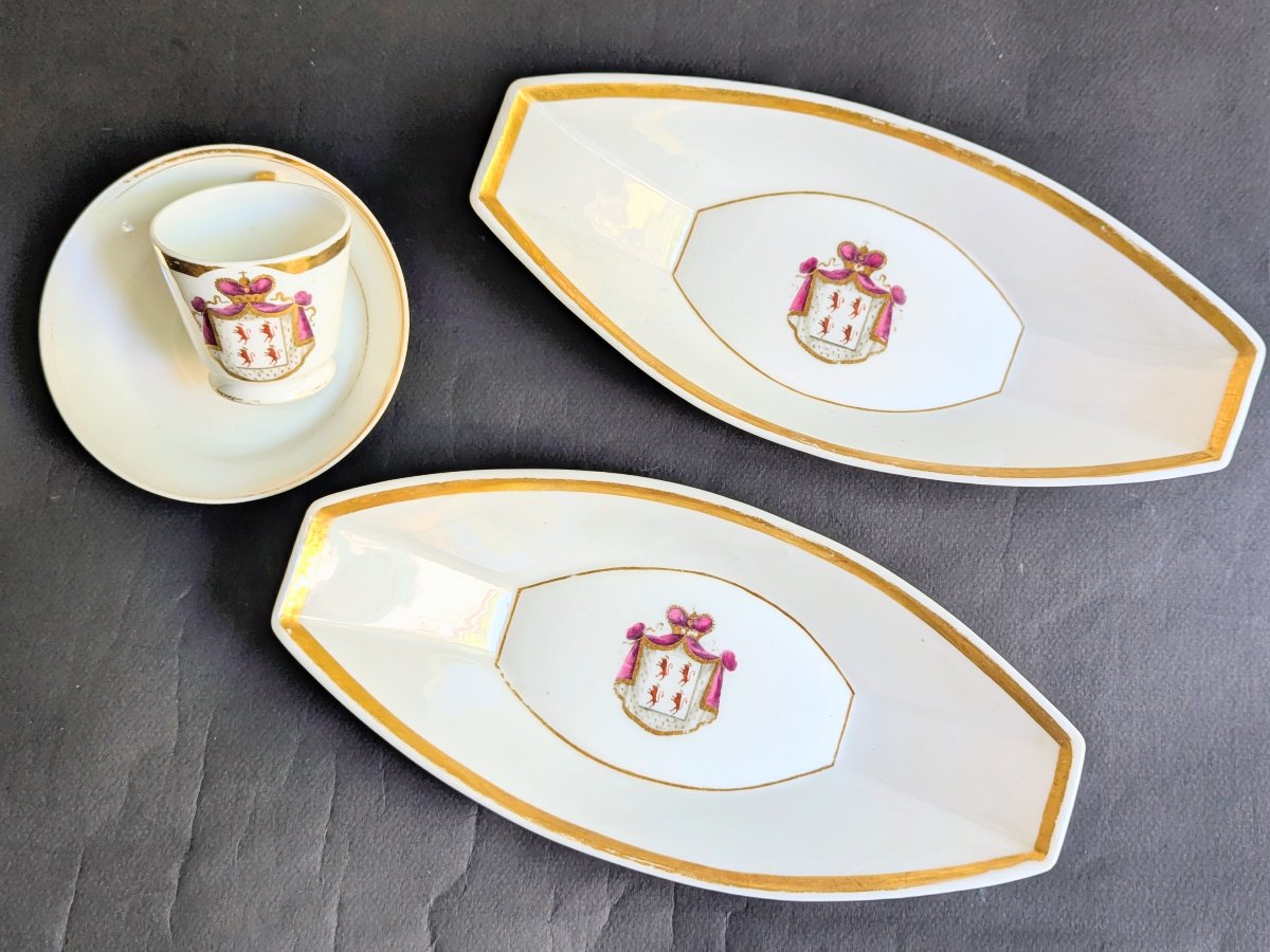 Ensemble en porcelaine avec armoiries Famille Beauvau-Créon. XIXème siècle.
