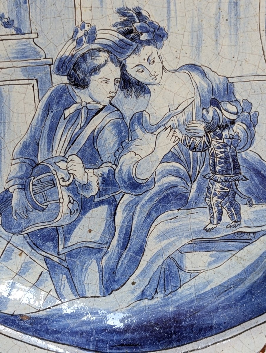 Grand plat en faïence, couple avec singe costumé dansant. -photo-3