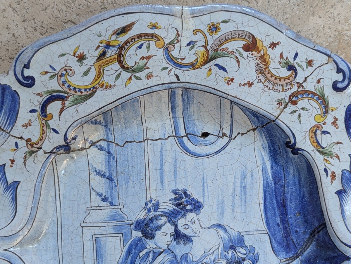 Grand plat en faïence, couple avec singe costumé dansant. -photo-4
