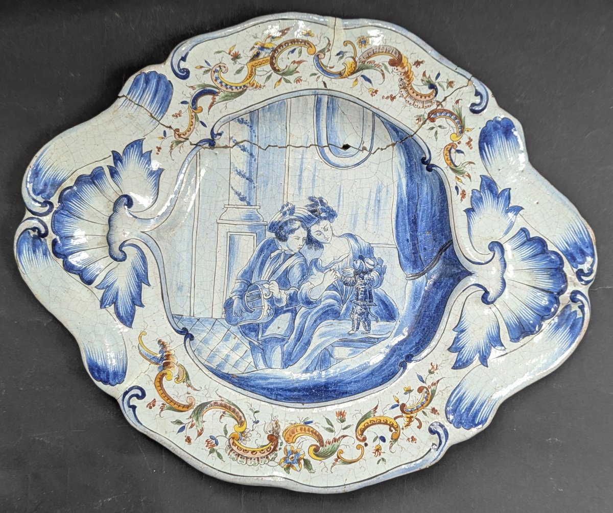 Grand plat en faïence, couple avec singe costumé dansant. -photo-8