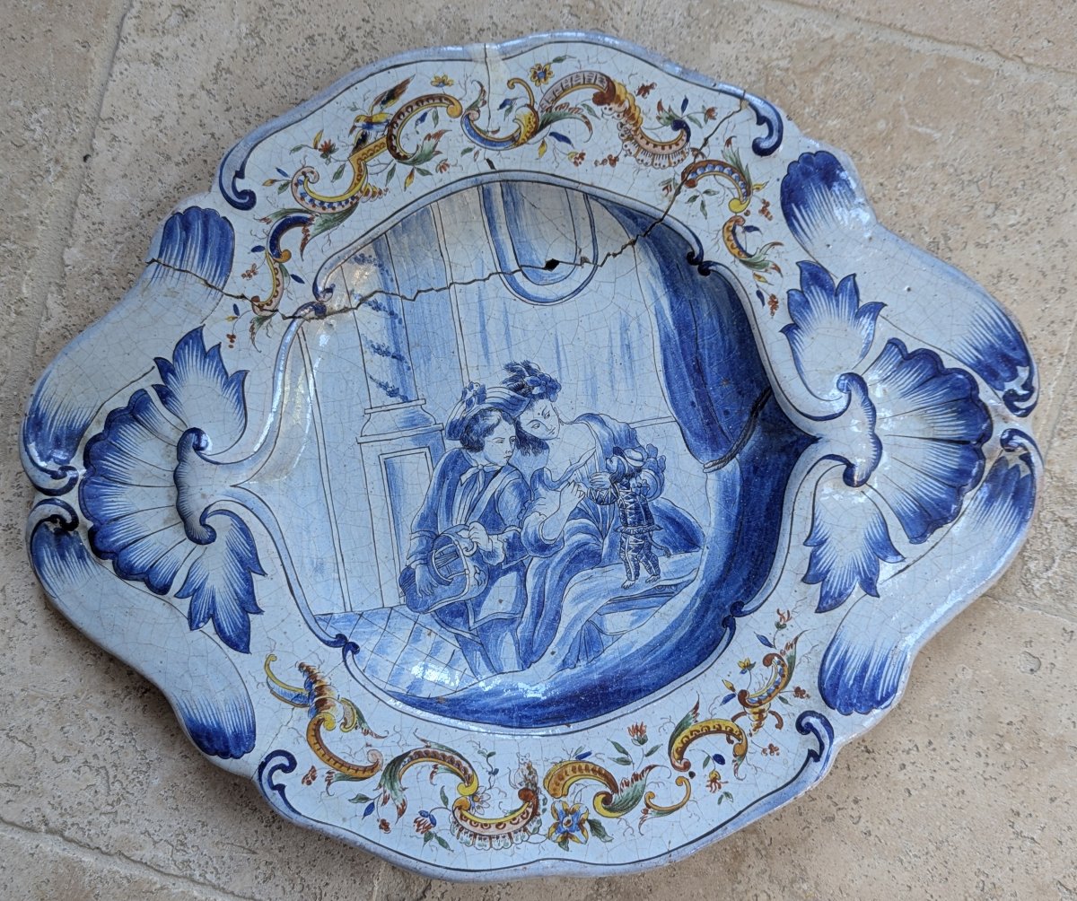 Grand plat en faïence, couple avec singe costumé dansant. 